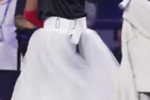 这啥啊？大坂直美换了艾弗森同款发型+穿搭…还配个白裙子…