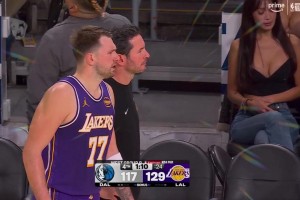 NBA的导播真有一双发现美的眼睛，总能捕捉到场边丰满美女