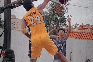 太像那个男人了！模仿帝复刻科比职业生涯名场面